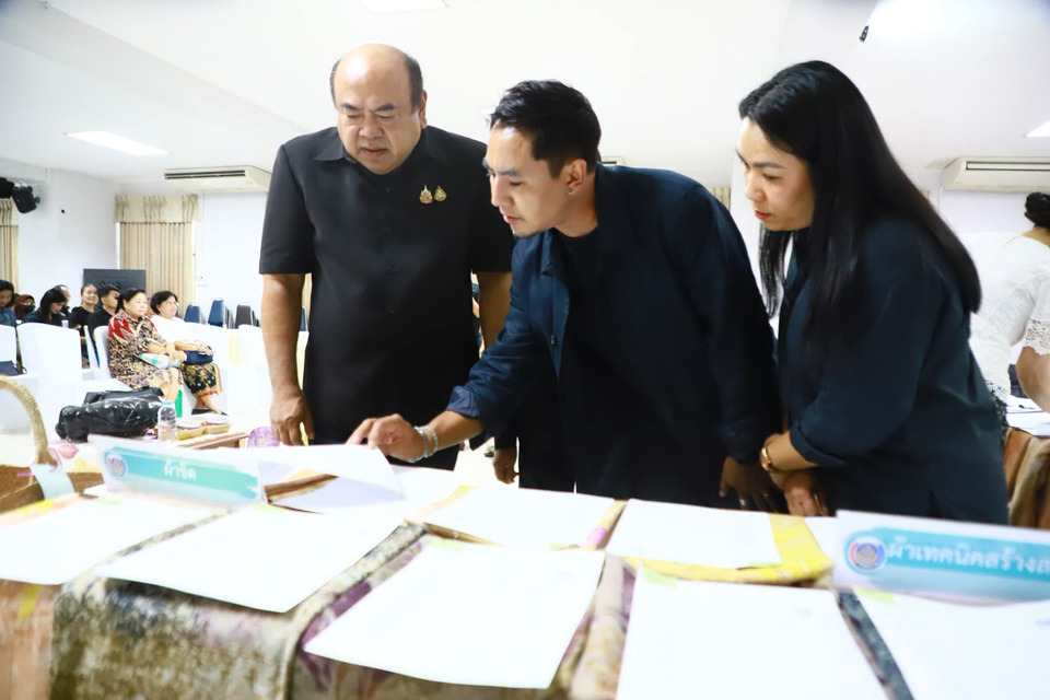 ตรังสืบสานภูมิปัญญาผ้าไทย เปิดเวทีประกวดผ้าลายพระราชทาน ต่อยอดงานหัตถกรรมสู่แฟชั่นยั่งยืน 