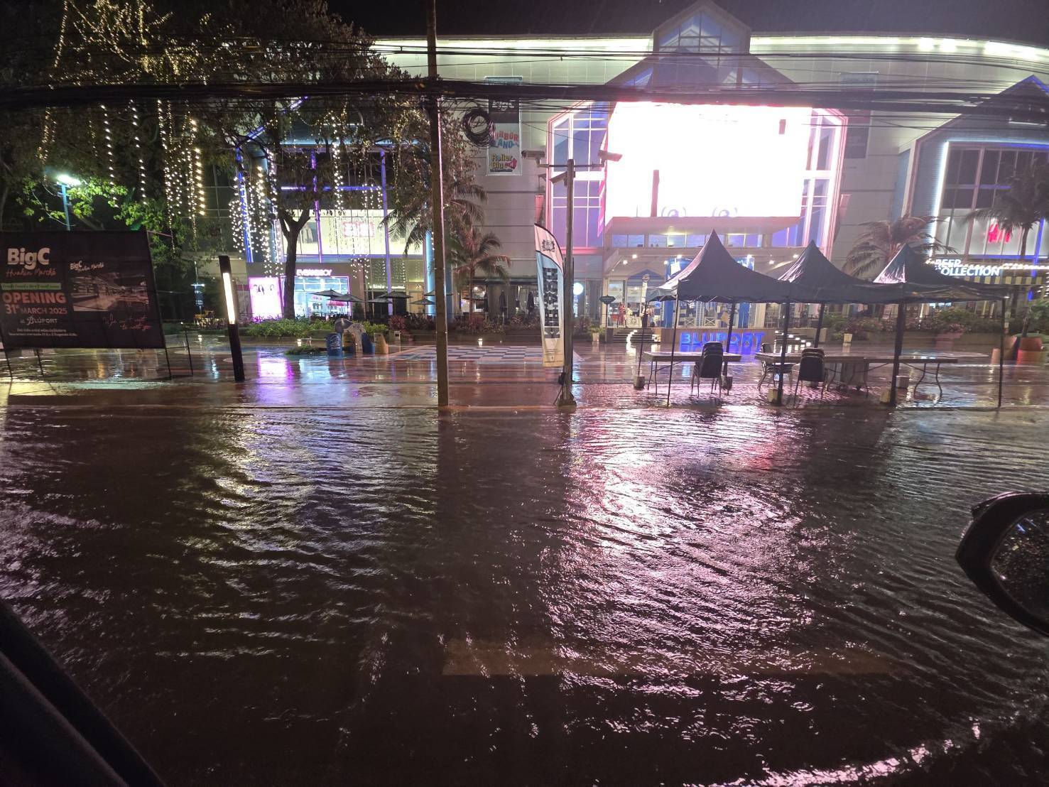 พายุฝนถล่มหัวหิน น้ำท่วมขัง-การจราจรอัมพาต เตือนประชาชนหลีกเลี่ยงเส้นทางในตัวเมือง