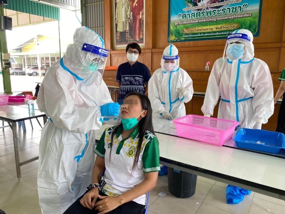 เหล่ากาชาดอ่างทอง ร่วมกับรพ.วิเศษชัยชาญ ตรวจหาเชื้อ COVID -19  โรงเรียนวิเศษไชยชาญ "ตันติวิทยาภูมิ" 