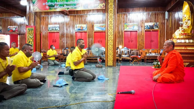 ผกก.เมืองยโสธรนำจิตอาสาตำรวจ ร่วมพัฒนาทำความสะอาดวัด