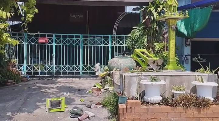 หนุ่มเมาคลั่งแก้ผ้ากลางถนน ทุบศาลพระภูมิพังยับ ชาวบ้านผวาทั้งคืน 