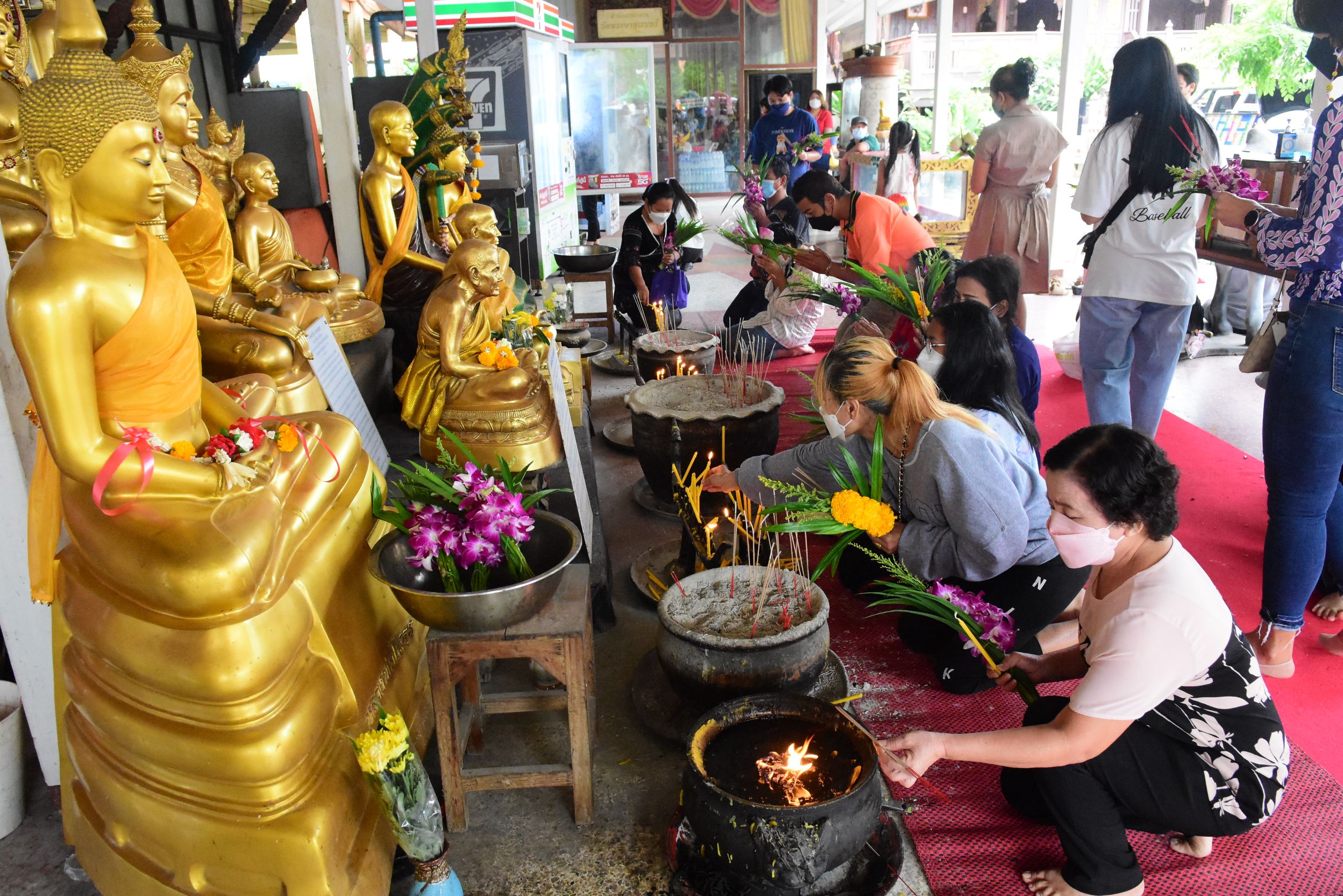 คึกคัก!! ชาวพุทธทำบุญวันอาสาฬหบูชารับหยุดยาว 5วัน