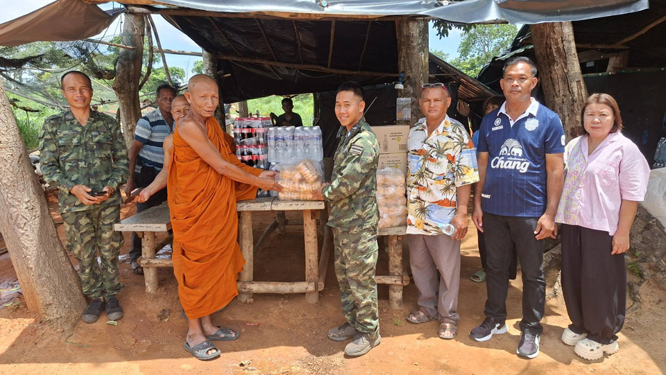 ชาวสุรินทร์หลั่งไหลมอบกำลังใจทหารชายแดน เตรียมสร้างฐานพระพุทธรูปบนเนิน 225 