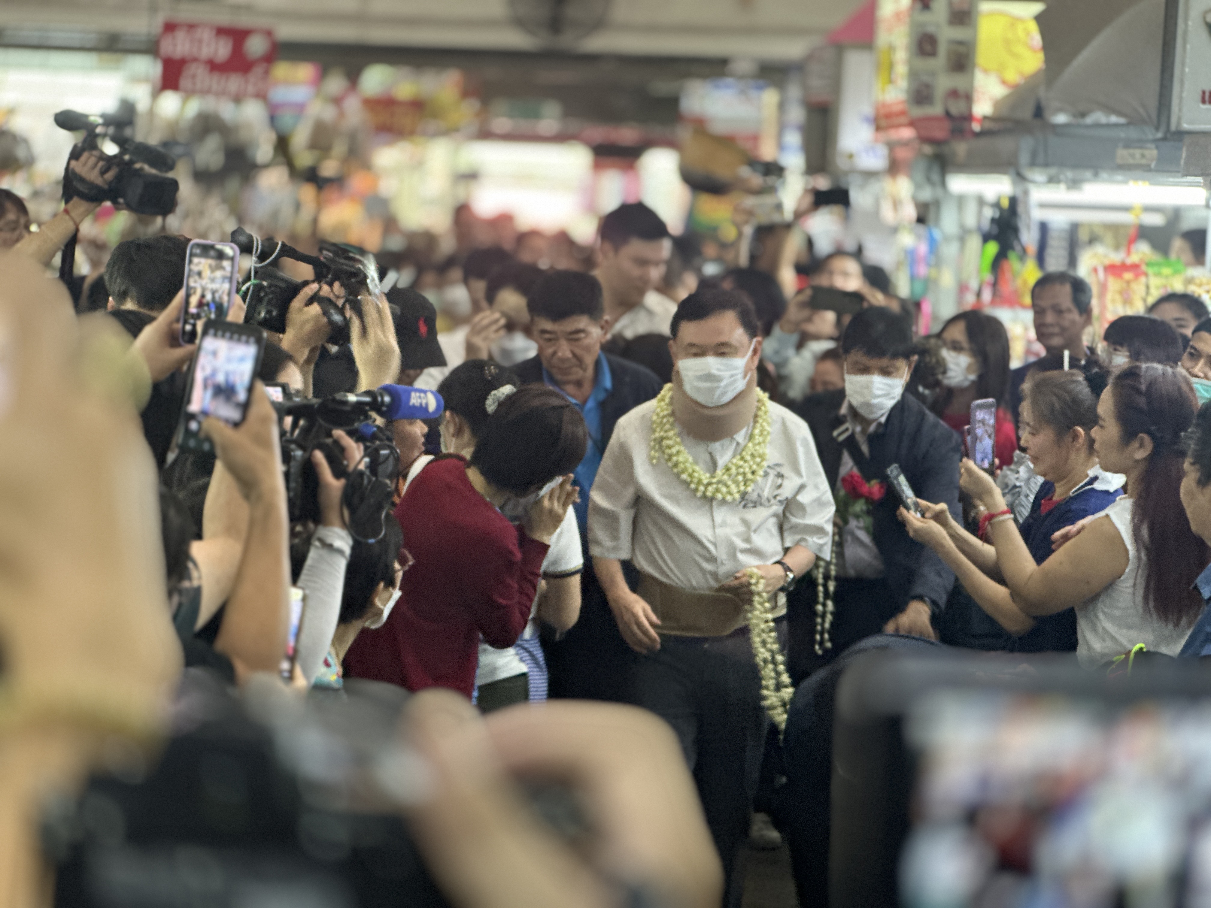 ตลาดแตก ! "ทักษิณ" เดินตลาดวโรรส ชาวบ้านตะโกนลั่น "เรารัก ทักษิณ" เอฟซีสุดดีใจสวมกอด น้ำตาซึม สัญญาสงกรานต์จะมาอีก