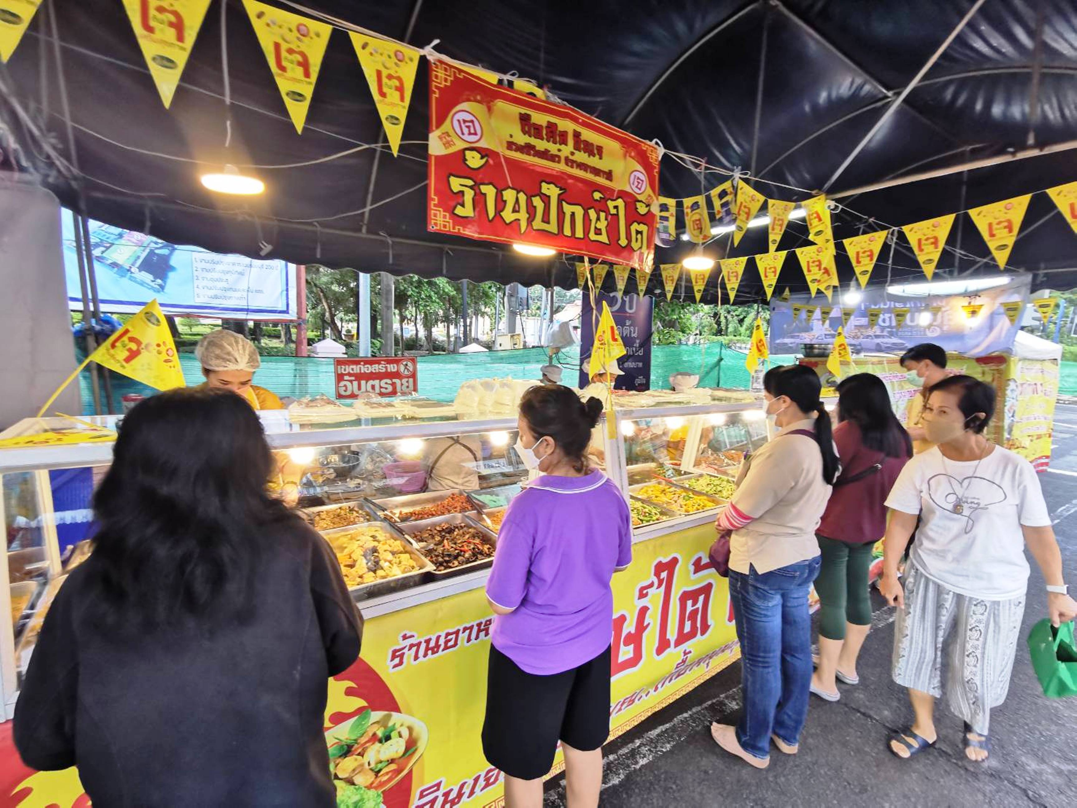 'กินเจ'บุรีรัมย์วันแรกคึกคักแม้ผักแพงเท่าตัว  เหตุน้ำท่วมต้องปรับราคาขึ้น 10 บาท