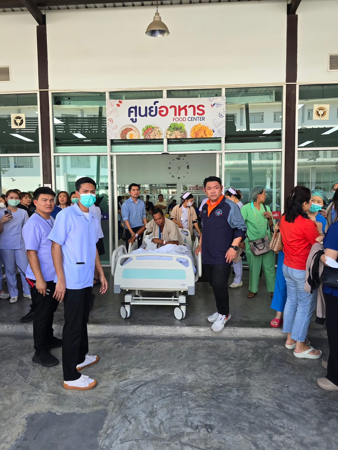 อดีต สจ.อู๋ ลงพื้นที่ รพ.วิชัยเวชอ้อมน้อย เพื่ออำนวยความสะดวกให้แก่พ่อแม่พี่น้องที่ได้รับความเดือดร้อน จากเหตุแผ่นดินไหว