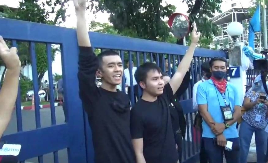 ศาลอนุญาตปล่อยชั่วคราว "ฟอร์ด" - "เจมส์" แกนนำเยาวชนปลดแอก
