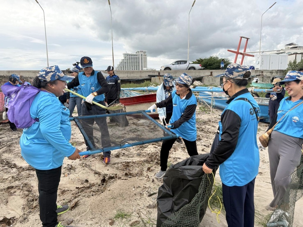 สำนักงานทรัพยากรทางทะเลฯ เขต 3 จัดกิจกรรมเก็บขยะวันชายหาดสากลครั้งแรกที่หัวหิน เก็บได้กว่า 164 กก.