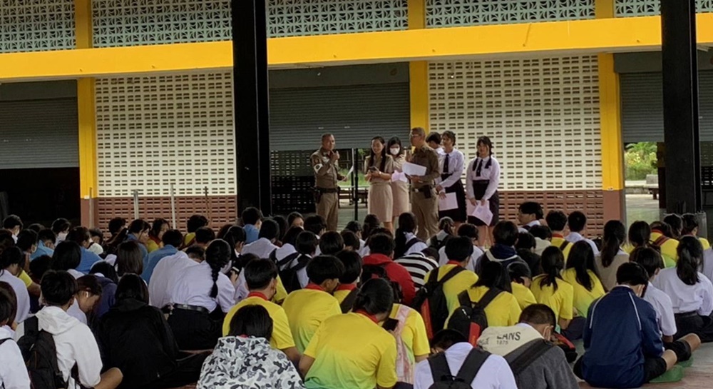 ตำรวจ สภ.เมืองร้อยเอ็ดออกปฏิบัติหน้าที่ที่ รร.ขัติยะวงษา ตาม "โครงการโรงเรียนปลอดยาเสพติดฯ"