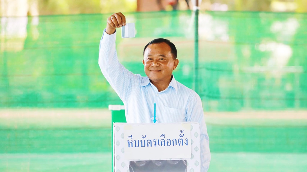 คึกคัก!! เลือกนายก อบจ.ปทุมธานี "ลุงชาญ" หย่อนบัตรคนแรก 8 โมงเช้า
