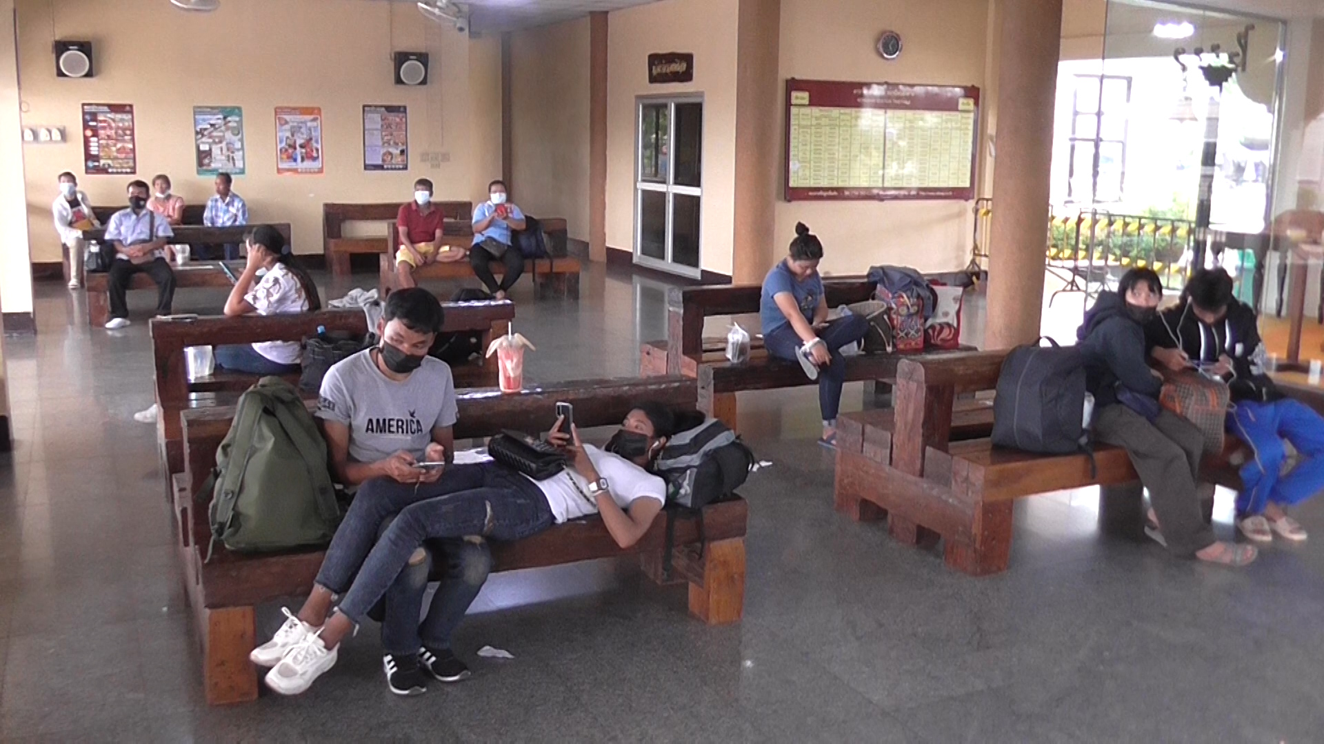 ปชช.โดยสารรถไฟหนองคายกลับกรุงเทพบางตา  หลังจากหยุดยาวในช่วงเทศกาลสงกรานต์ 