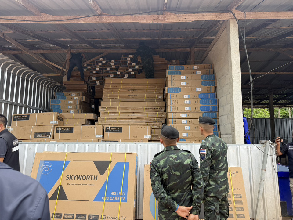 กอ.รมน.ภาค 4 บุกค้นโกดังชุมพร 4 จุด พบสินค้าจีนล็อตใหญ่ เร่งตรวจที่มา-เอกสารนำเข้า 