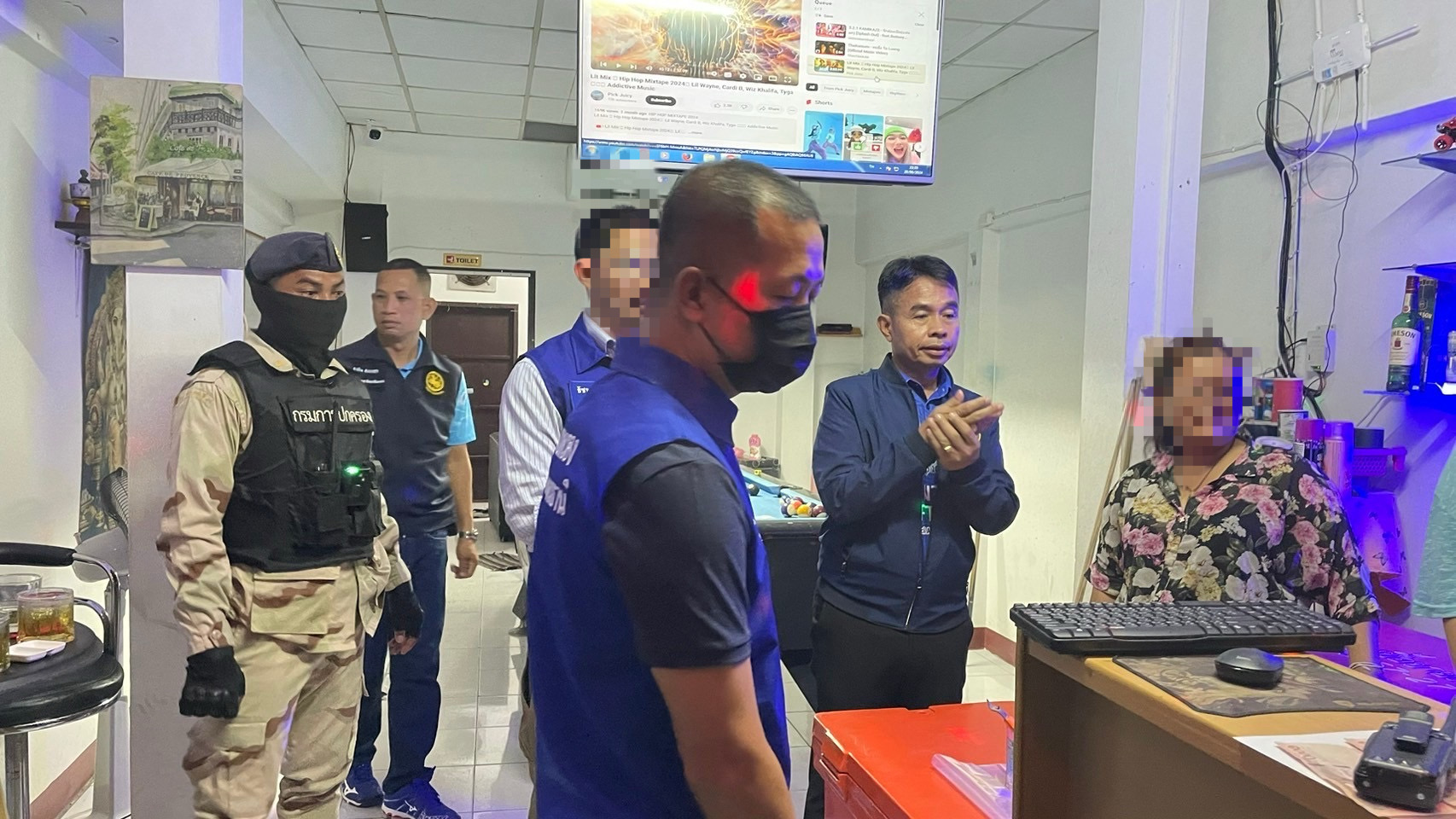 ผู้ว่าฯ อุดรธานีนำทีมเปิดปฏิบัติการบุกจับร้านบาร์ฝรั่งแอบค้ากามเด็กไว้สนองอารมณ์เฒ่าโรคจิต