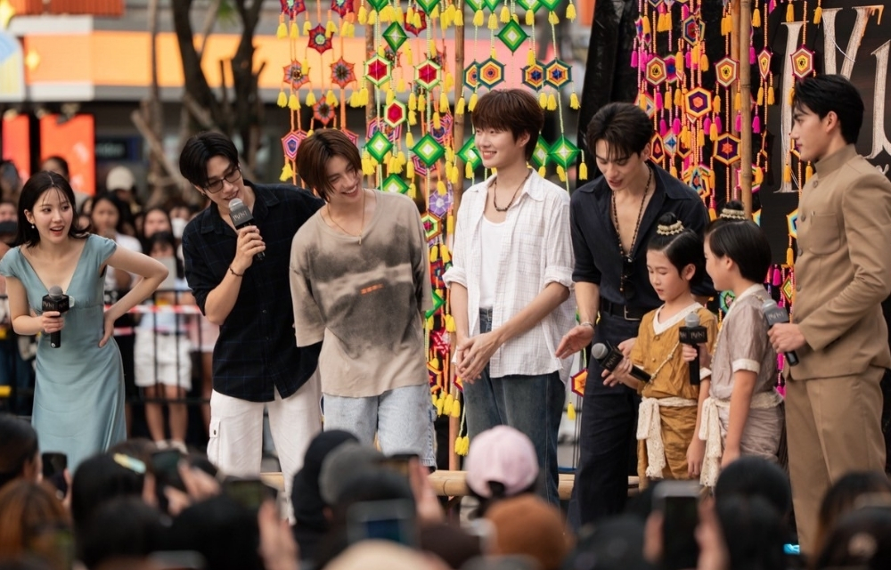 "เก่ง-น้ำปิง-เติ้ล-เฟิร์สวัน" ขึ้นรถแห่กลางสยาม! งาน Khemjira 1st Busking กระหึ่ม ดันกระแสซีรีส์ ‘เขมจิราต้องรอด’ ปังต่อเนื่อง