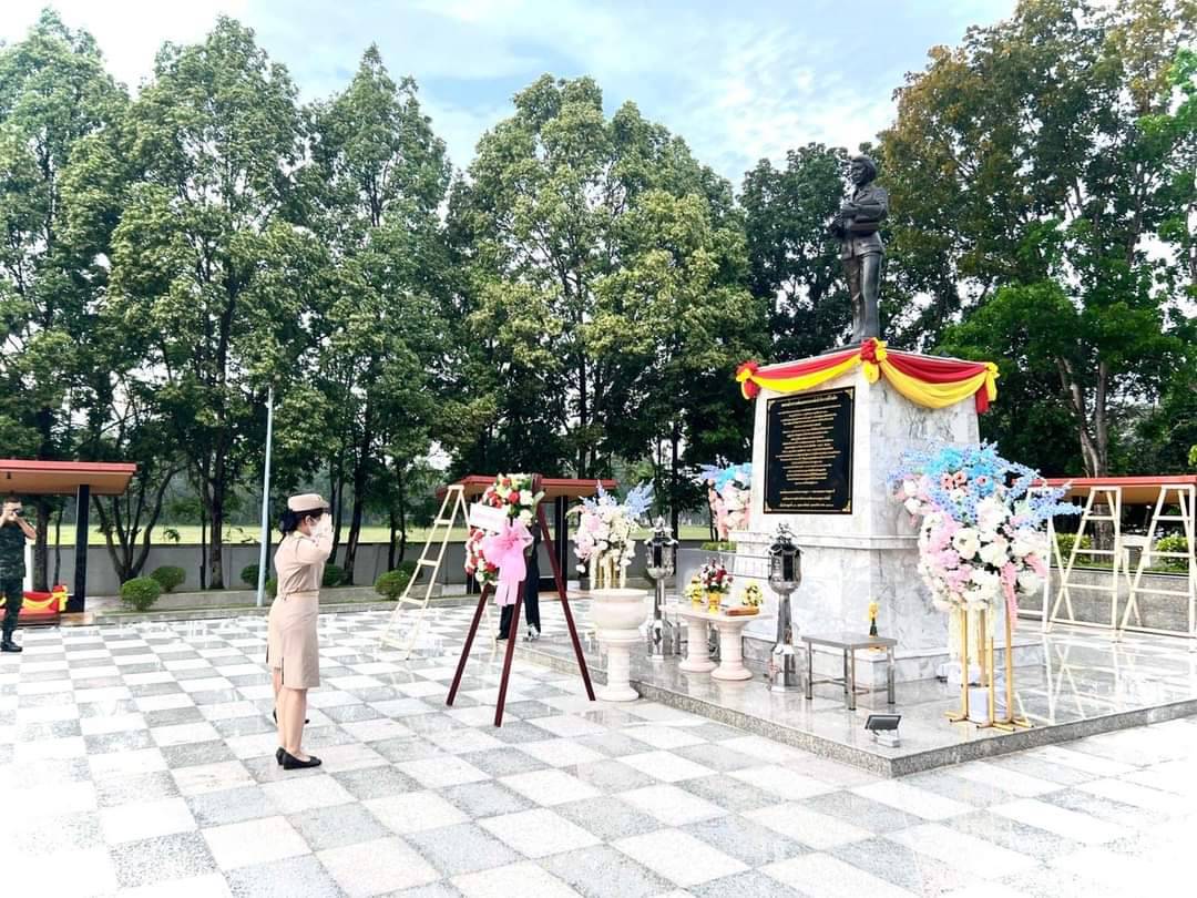 สำนักพุทธฯ สุราษฎร์ธานีร่วมพิธีวางพวงมาลาบำเพ็ญกุศลในวันวิภาวดีรังสิต