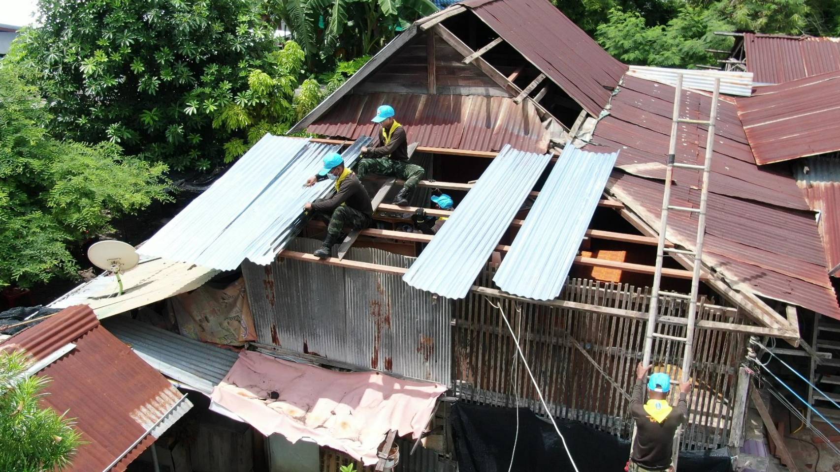 ศูนย์อำนวยการสร้างอาวุธฯ ค่ายจิรวิชิตสงคราม จ.ลพบุรี จัดกำลังพลจิตอาสา ซ่อมแซมบ้านผู้ยากไร้ 