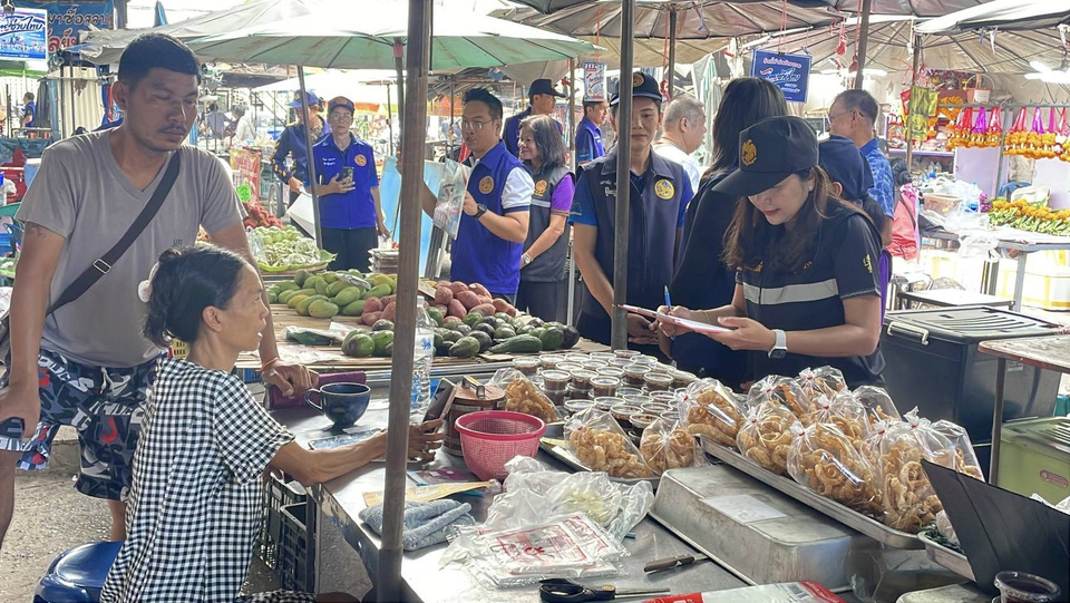 คลังจังหวัดอ่างทอง ลุยตลาด เปิดโต๊ะรับสมัคร “ไทยช่วยไทย พลัส” หนุนพ่อค้าแม่ค้าเพิ่มรายได้ 