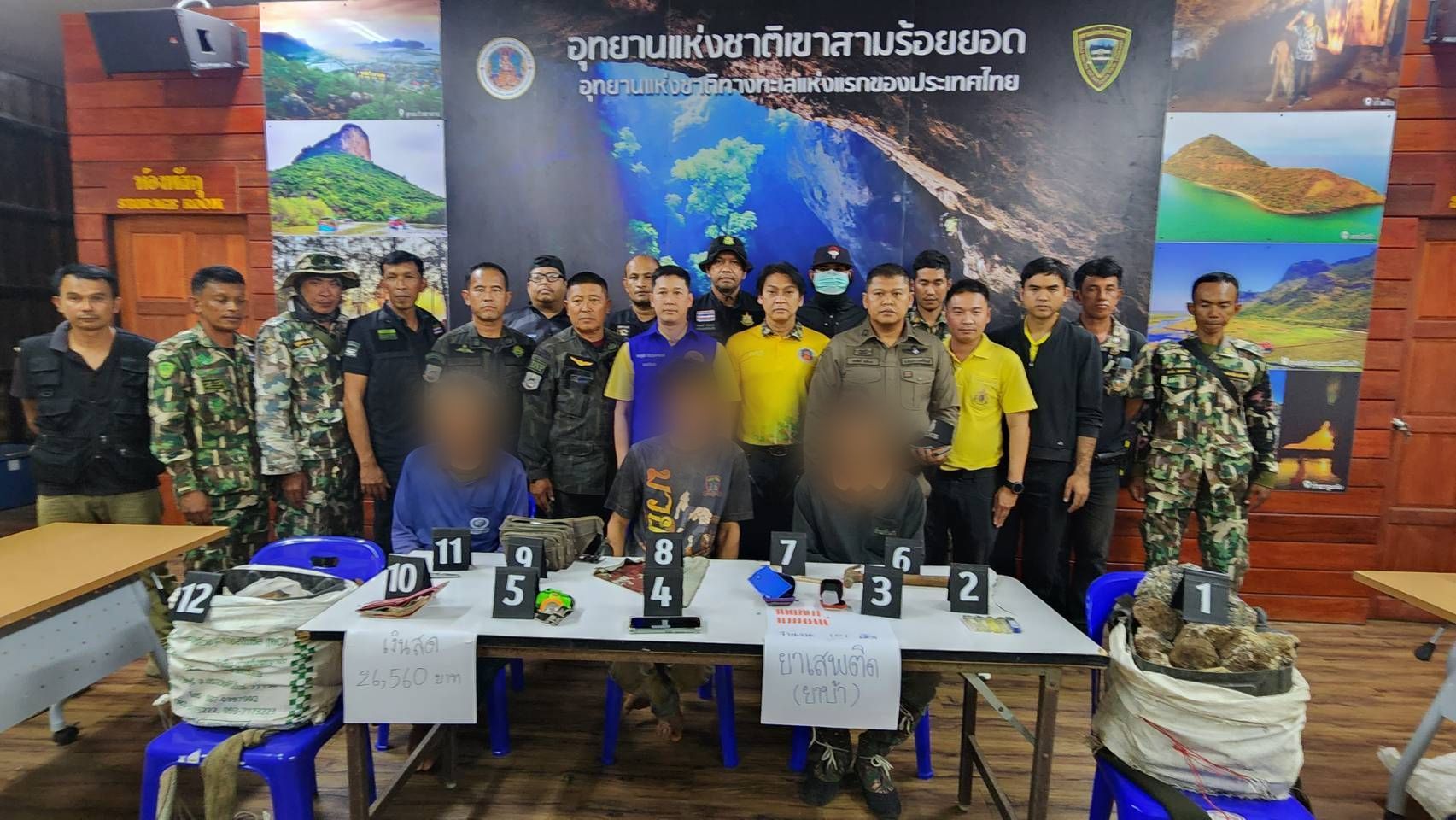 อช.สามร้อยยอด ดักจับชาวบ้านแอบขึ้นเขา ขนหินพระธาตุ พร้อมยาบ้า 101 เม็ด ได้ผู้ต้องหา 7 คน 