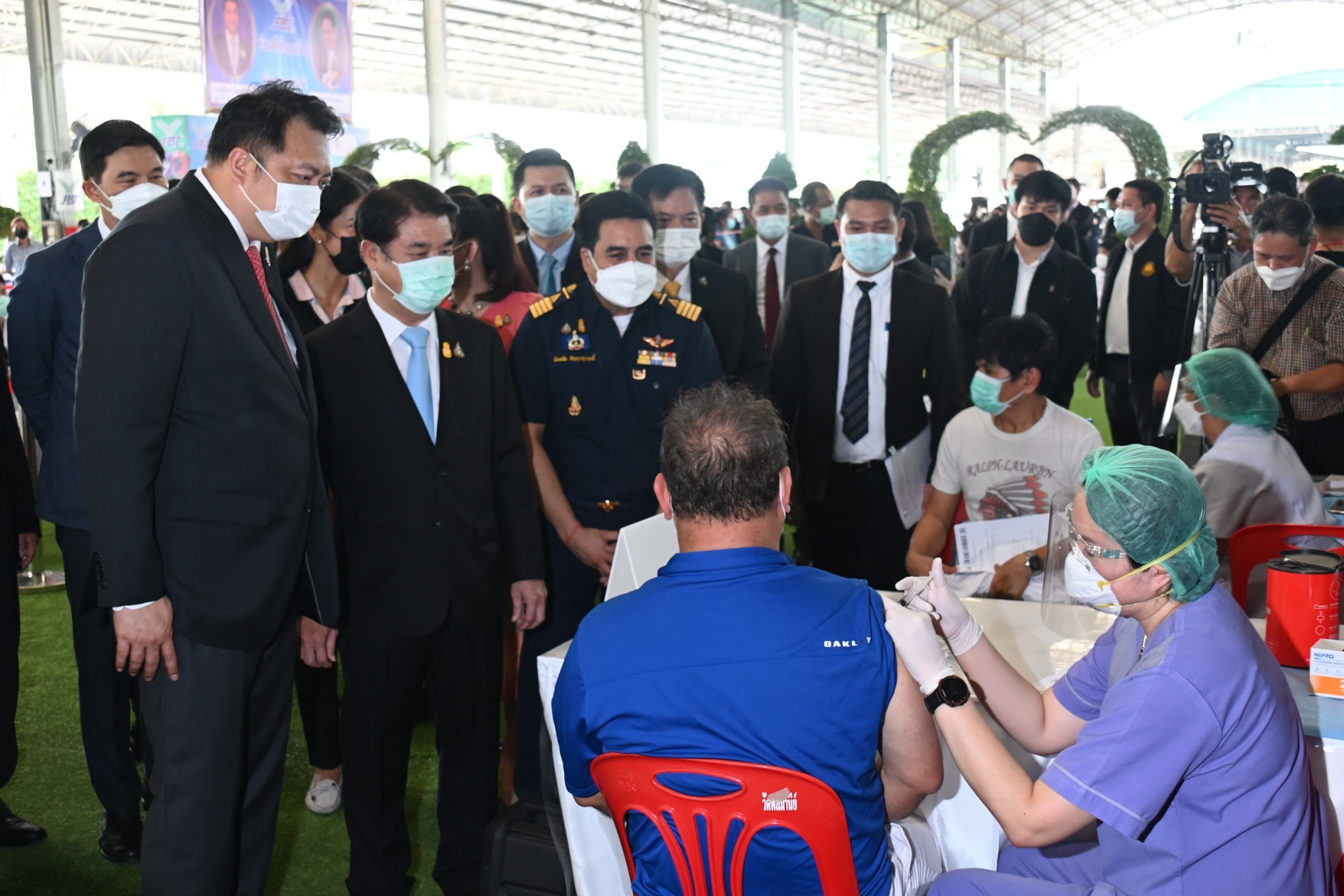 2 รมต.“อุตฯ-แรงงาน” ลงพื้นที่ตรวจเยี่ยมศูนย์ฉีดวัคซีนฯ บ.ฟุตบอลไทย ย่านหนองจอก สร้างภูมิคุ้มกันโรงงาน