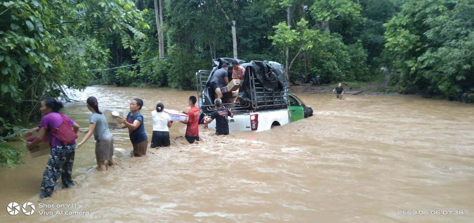 เปิดภาพนาทีชีวิต ชาวบ้าน-เด็กนักเรียน "เสาหิน" ฝ่ากระแสน้ำเชี่ยว ถูกตัดขาดโลกภายนอก