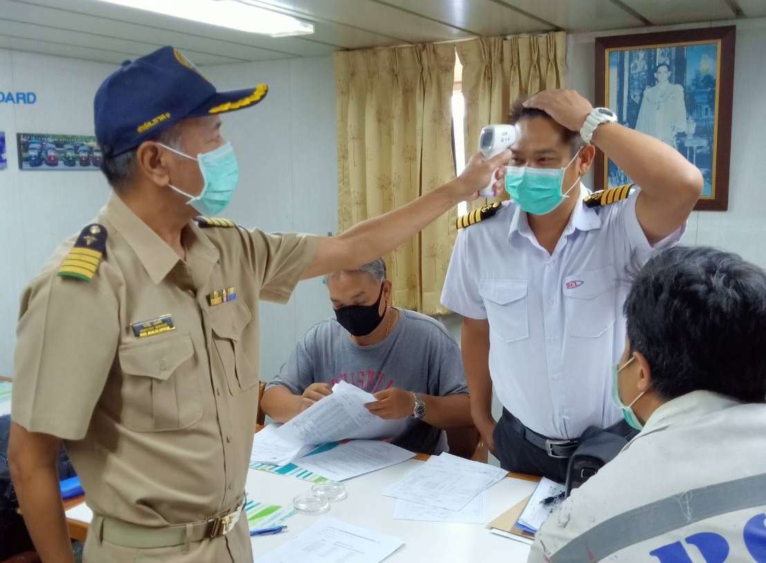 ศรชล.ภาค 1 ตรวจเข้มด่านทางน้ำจังหวัดสมุทรปราการ กักตัวลูกเรือ 14 วัน