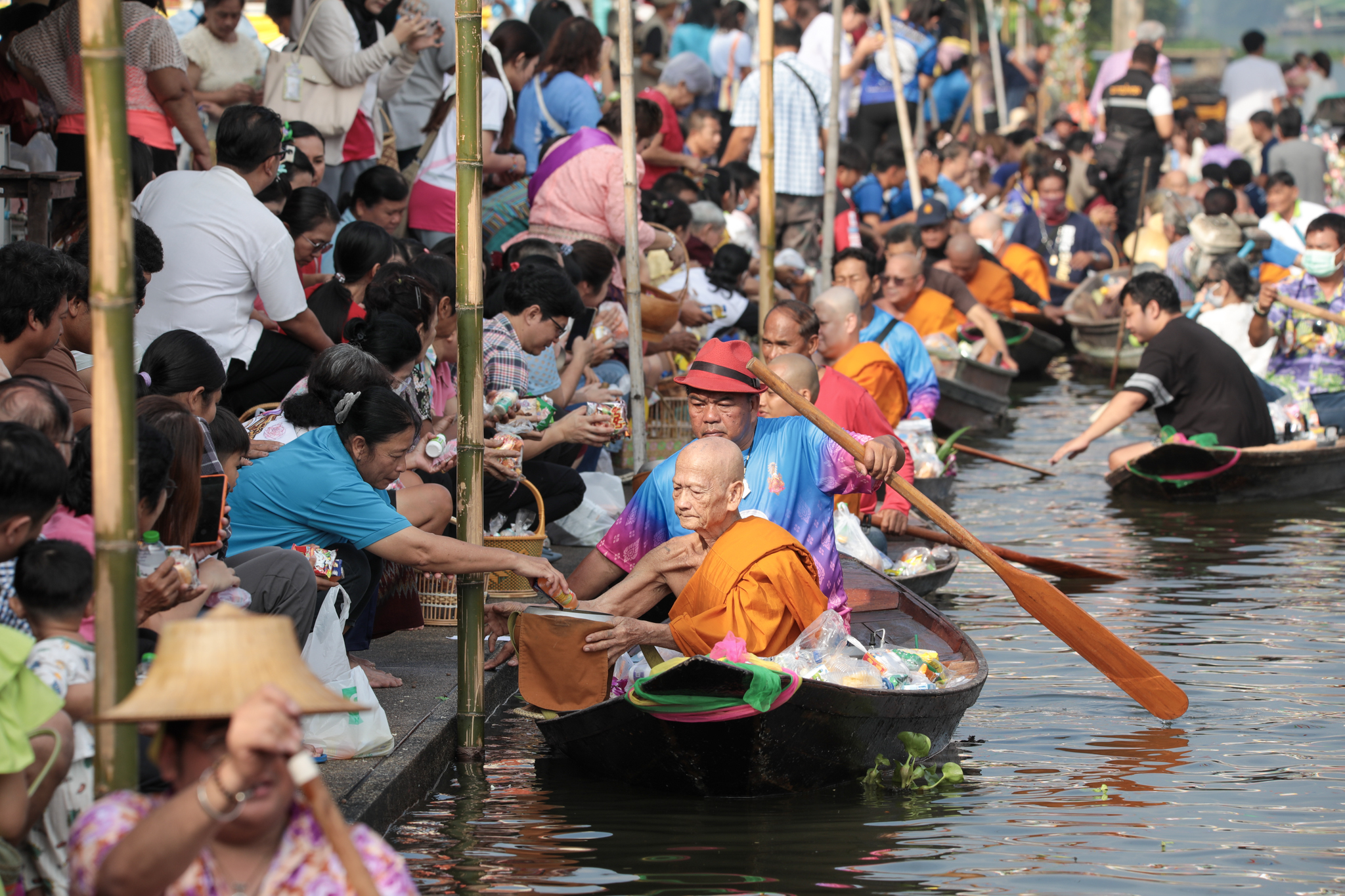 คึกคัก!พุทธศาสนิกชนร่วมสืบสานประเพณีตักบาตรท้องน้ำ เนื่องในวันลอยกระทง ประจำปี 2567