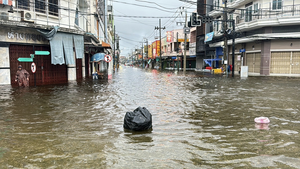 น้ำทะลักปัตตานี! ฝนถล่ม-น้ำเหนือสมทบ ท่วมหนักทั้งเมือง ย่านเศรษฐกิจจม รถสัญจรอัมพาต