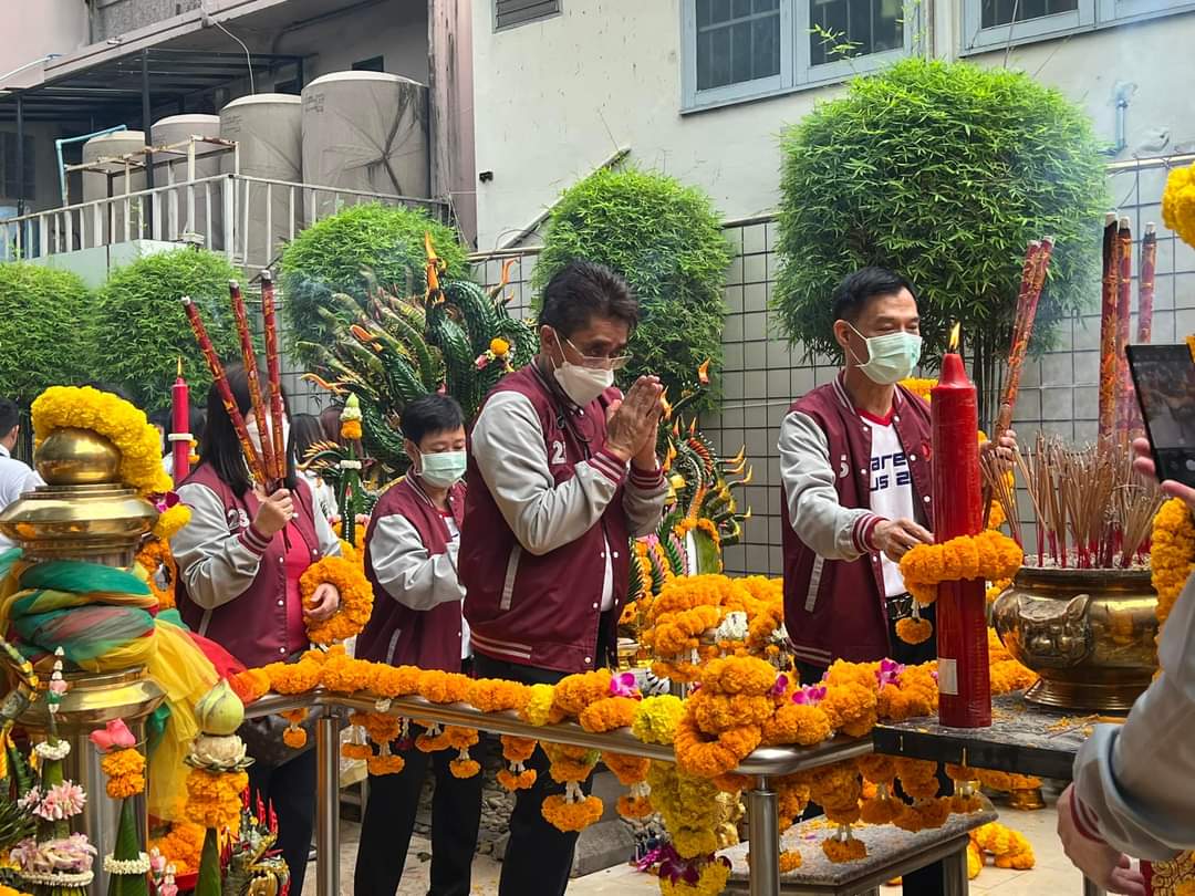 บอสใหญ่"ทวีเดช" นำทีม"ยังบลัด" เข้าไหว้ศาลพระภูมิ -​สิ่งศักดิ์สิทธิ์ พร้อมนางรำ ณ บริษัท เอไอเอเอาฤกษ์เอาชัย วันที่(9)แรกของปี              