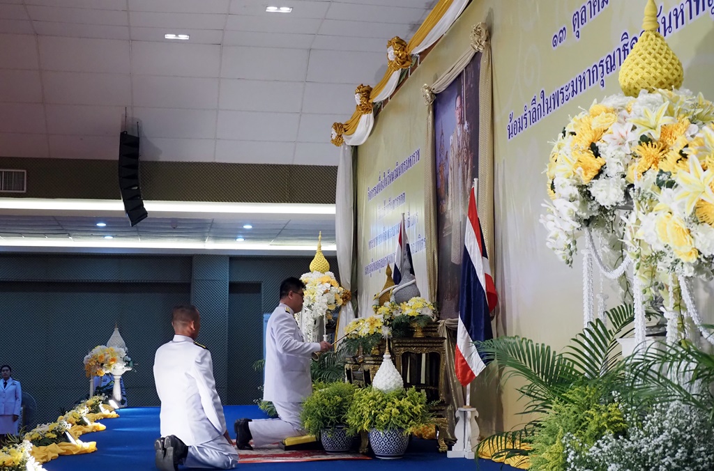 แม่ฮ่องสอนจัดพิธีสวดพระพุทธมนต์ และทำบุญตักบาตรถวายพระราชกุศล เนื่องในวันคล้ายวันสวรรคต ร.9
