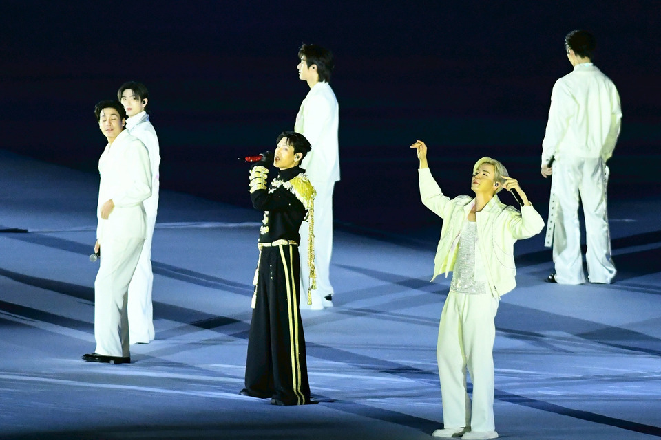 เปิดอย่างเป็นทางการ "ซีเกมส์" ครั้งที่ 33 “แบมแบม” ร่วมร้องเพลง