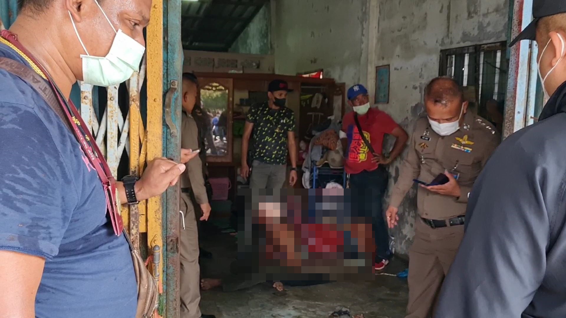 ตร.หวิดสิ้นชื่อหลังบุกจับ “นิว ป่าโล่ง”เจอระเบิดสวนกลับ ก่อนเข้าตะลุมบอนสยบมือขว้าง  