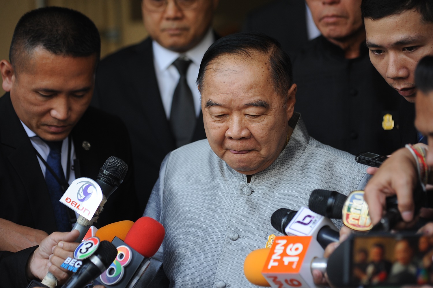 “ประวิตร” ไม่ตอบโดนวิจารณ์ทหารเกษียณใช้บ้านหลวง โยน “บิ๊กแดง” แจงปฏิรูปกองทัพ 