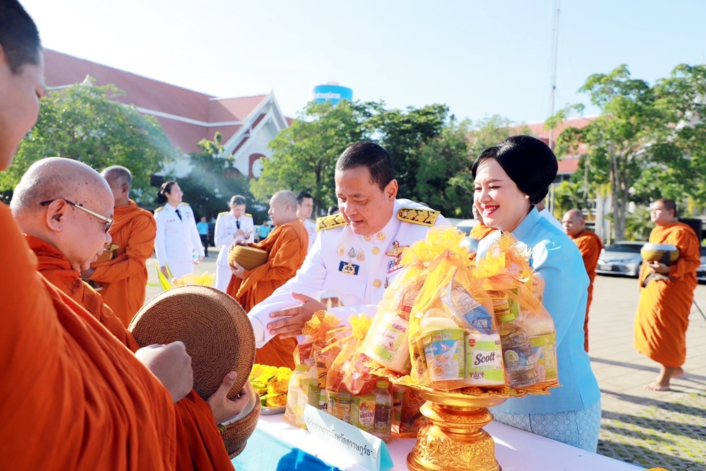 สุราษฎร์ธานีจัดพิธีทำบุญตักบาตรถวายเป็นพระราชกุศล เนื่องในโอกาสวันเฉลิมพระชนมพรรษา "พระพันปีหลวง"