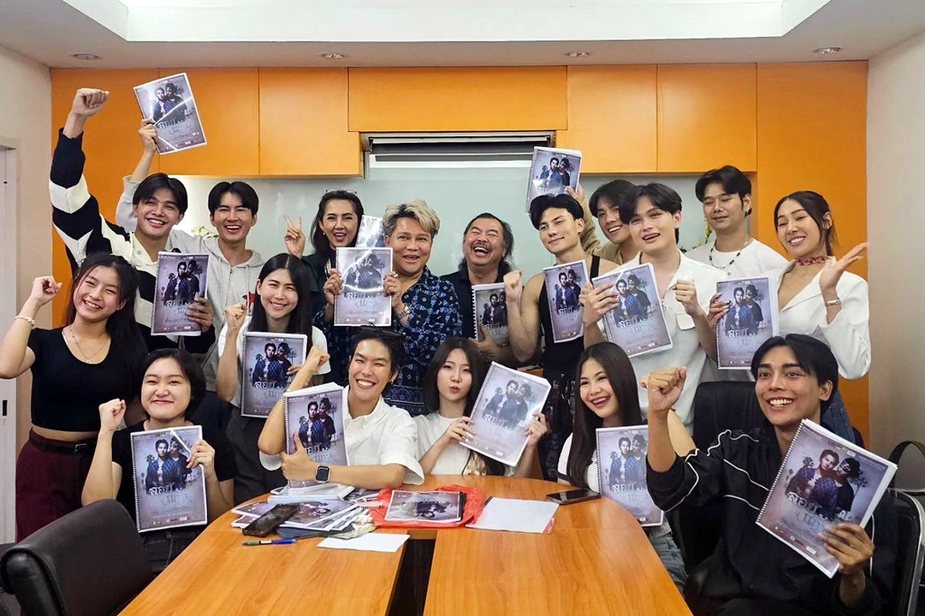เดินหน้าเต็มสูบ!!! ดร.ชายแฮ็คส์ รวมพลนักแสดงซีรีส์วายย้อนยุค "ลอยแก้ว" อ่านบทพร้อมเวิร์คช้อป สุดพลัง!!!