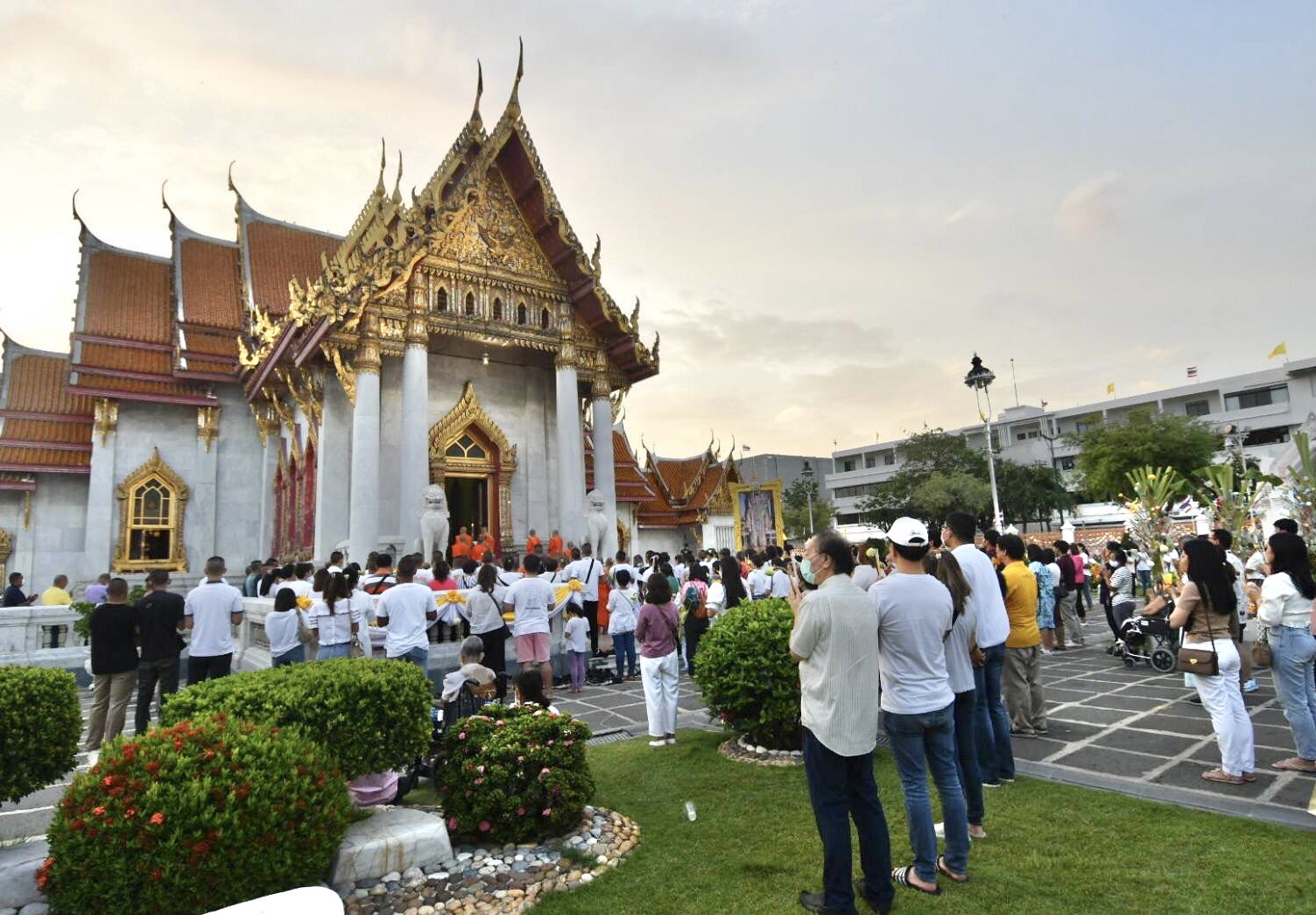 พุทธศาสนิกชนเวียนเทียน"อาสาฬหบูชา"วัดเบญจมบพิตร