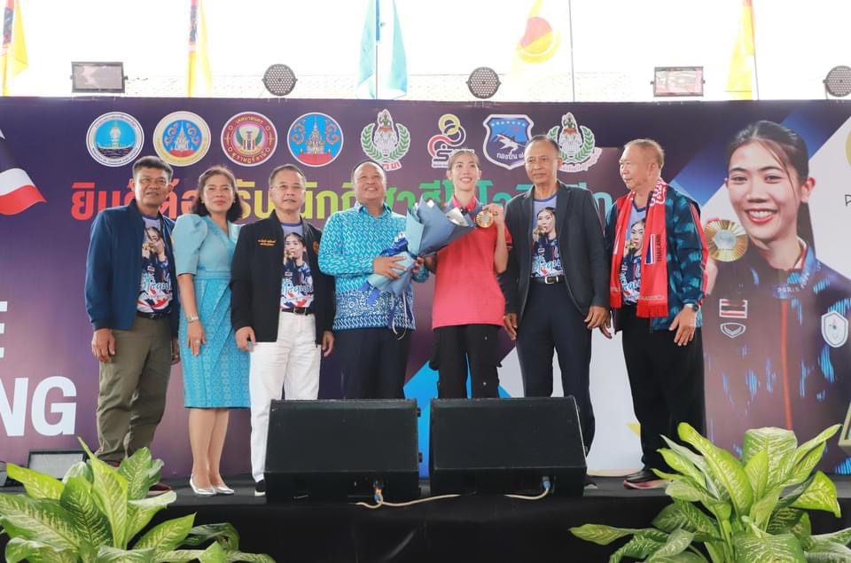 ชาวสุราษฎร์ธานีให้การต้อนรับและร่วมแสดงความยินดีกับ"น้องเทนนิส"ฮีโร่เจ้าของเหรียญทองโอลิมปิกเกมส์ 2024  