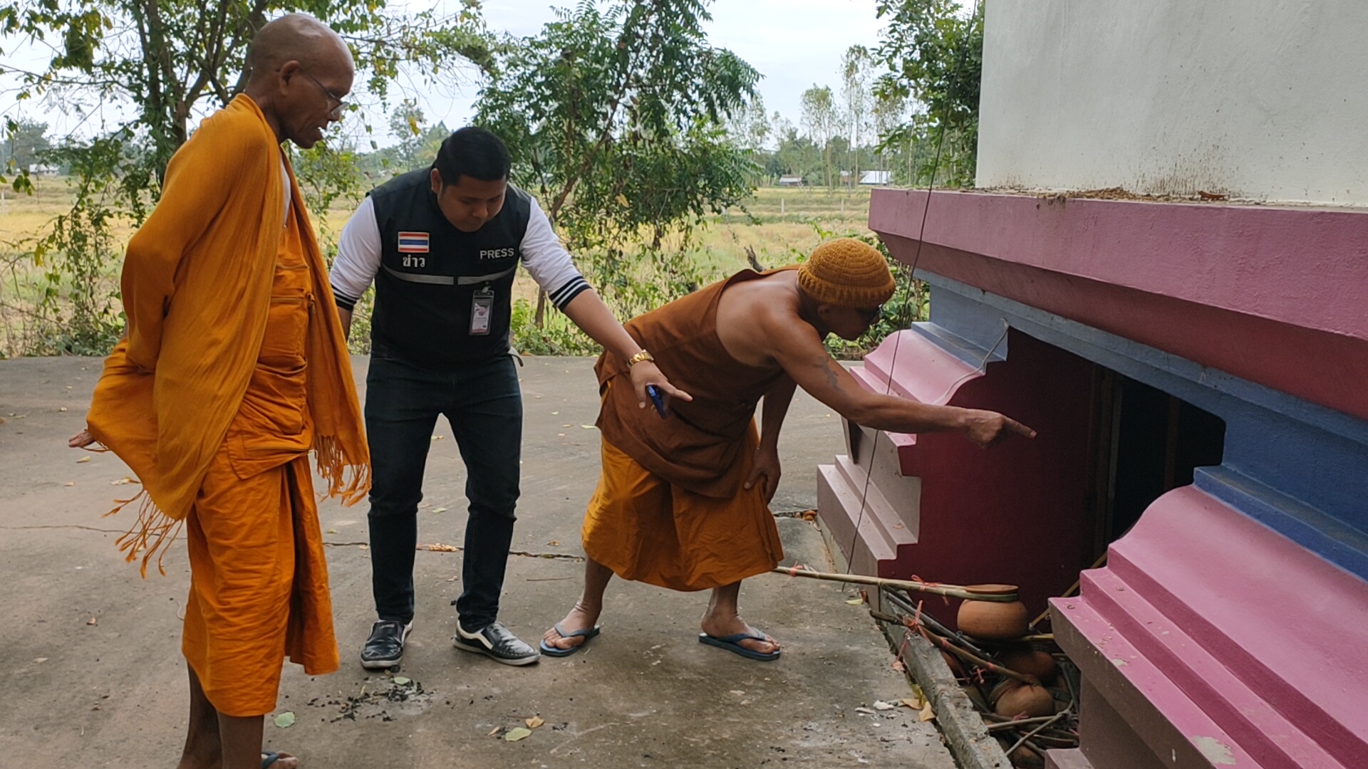 เจ้าอาวาสเรียกสัปเหร่อ-กรรมการวัด หารือแก้ปัญหาทิ้งกระดูกเกลื่อนหลังชาวบ้านร้องเรียน