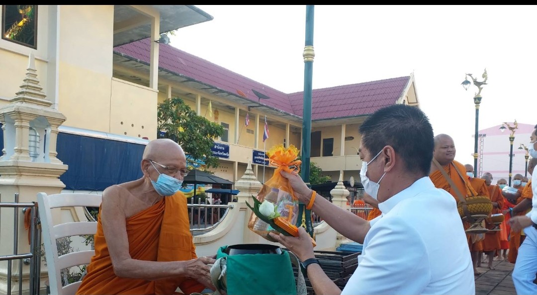 พุทธศาสนิกชนชาวตรัง ร่วมพิธีทำบุญตักบาตรเนื่องในเทศกาลวันมาฆบูชา 