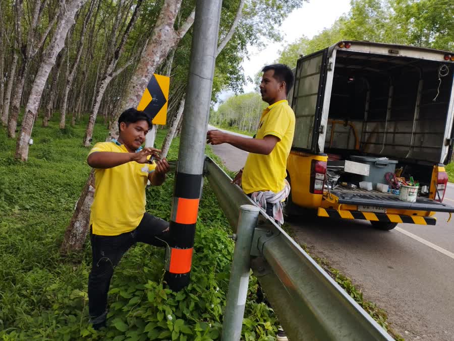 แขวงทางหลวงชนบทตรัง เร่งดำเนินการซ่อมบำรุงไฟฟ้าแสงสว่างสัญญาณจราจร  