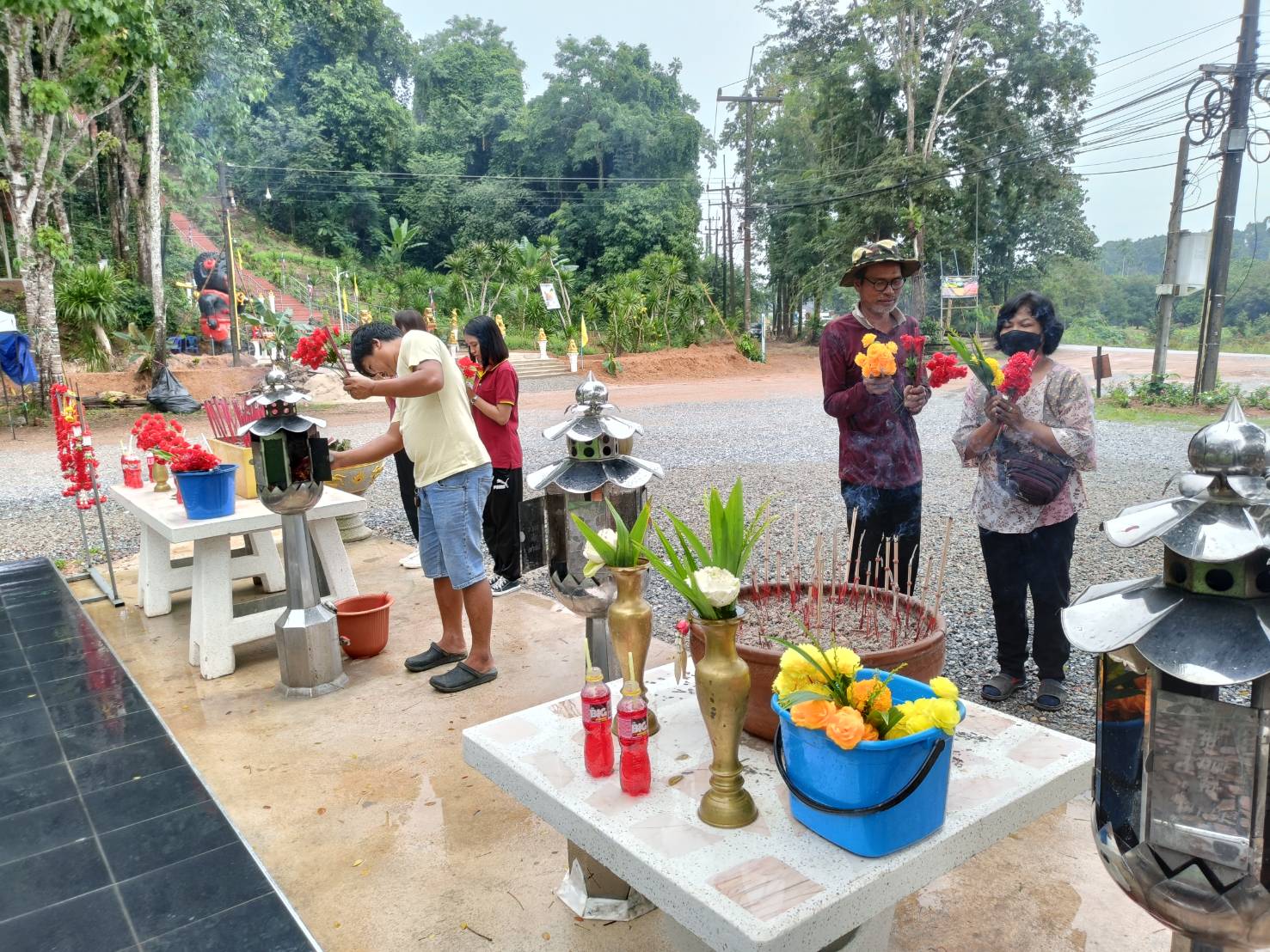 ชาวบ้านแห่รำวงขอหวยท้าวเวสสุวรรณวัดเนินสุข ไม่ลืมส่องเลขเด็ดลุ้นรวย