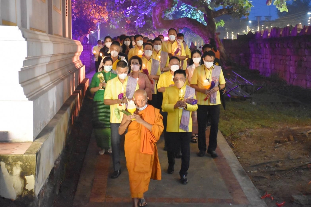 ชาวราชบุรี จัดพิธีห่มผ้าพระมหาธาตุ (พระปรางค์)-เวียนเทียน เนื่องในวันมาฆบูชา