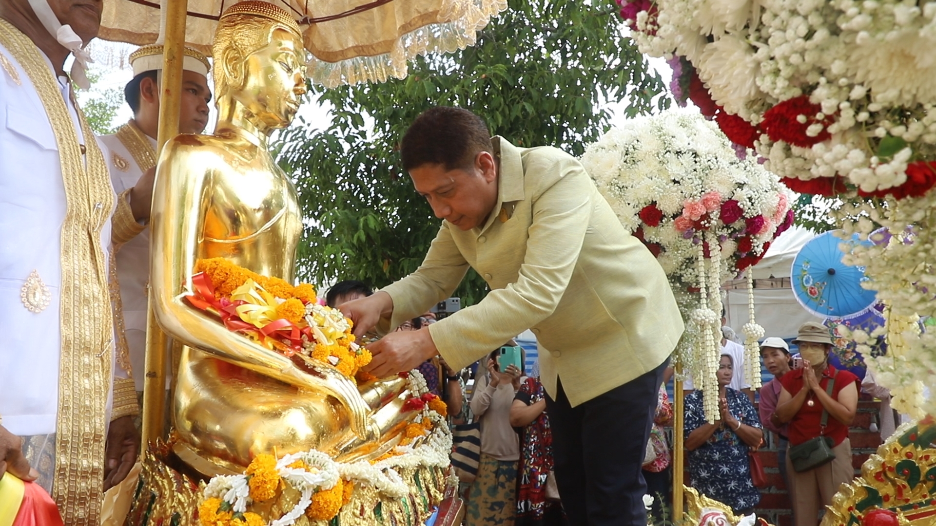 ชาวลพบุรีกว่าพันคนร่วมสืบสานประเพณีชักพระศรีอริยเมตไตรย  วัดไลย์