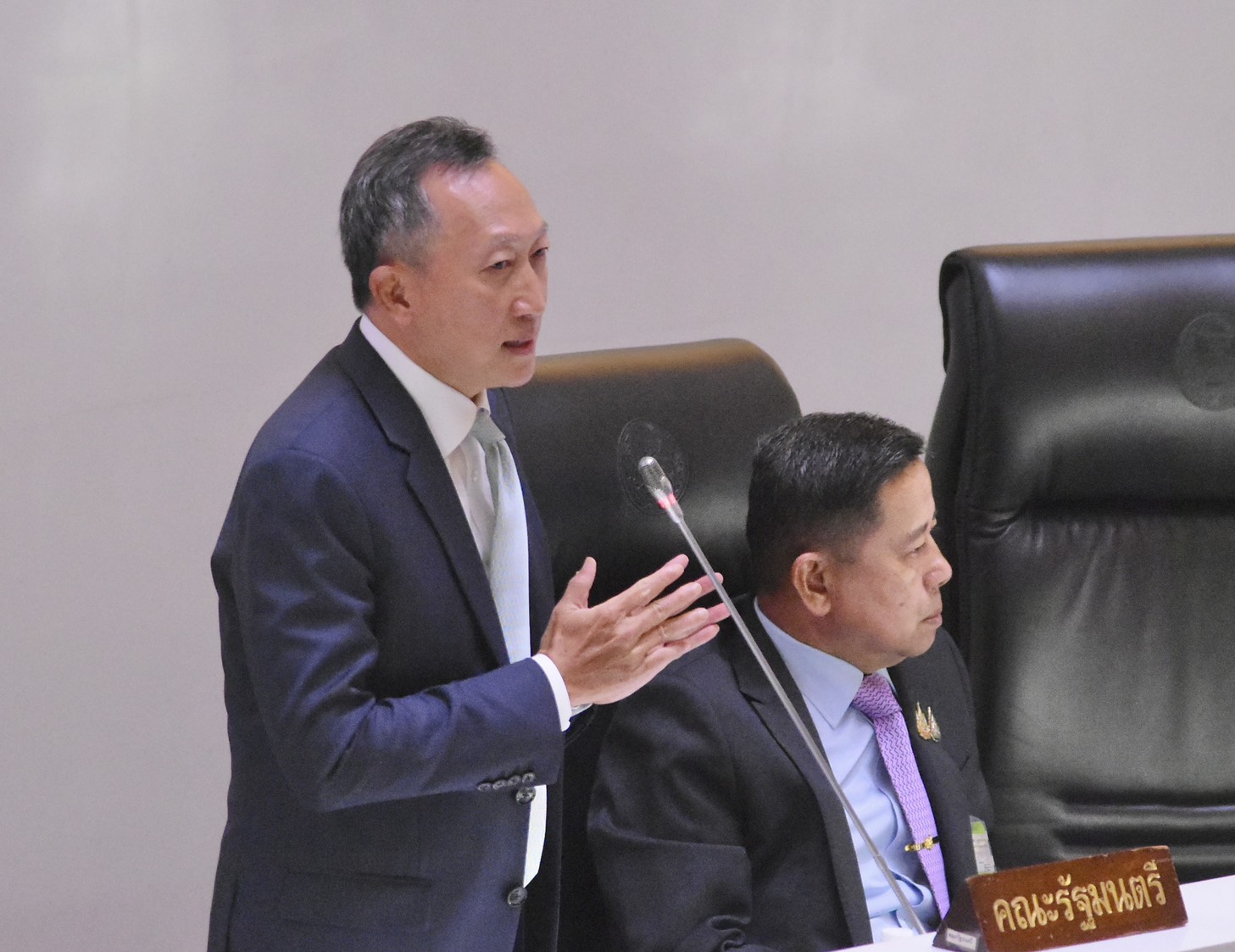 “วรภัค” โต้ “วิโรจน์” กลางสภาฯ ยันไม่เคยมีประวัติด่างพร้อย ปัดเอี่ยวทุนเทาฮุบ “บางจาก” ลั่น ครม.เศรษฐกิจ ไม่หนุนฟอกเงินสกปรก
