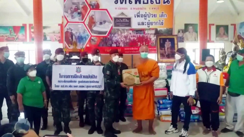 ศูนย์สงครามพิเศษ-สมาคมเชียร์ไทย นำเครื่องอุปโภค-บริโภค 2 คันรถ ช่วยผู้ยากไร้ ผู้ป่วยติดเตียง พื้นที่ห่างไกล