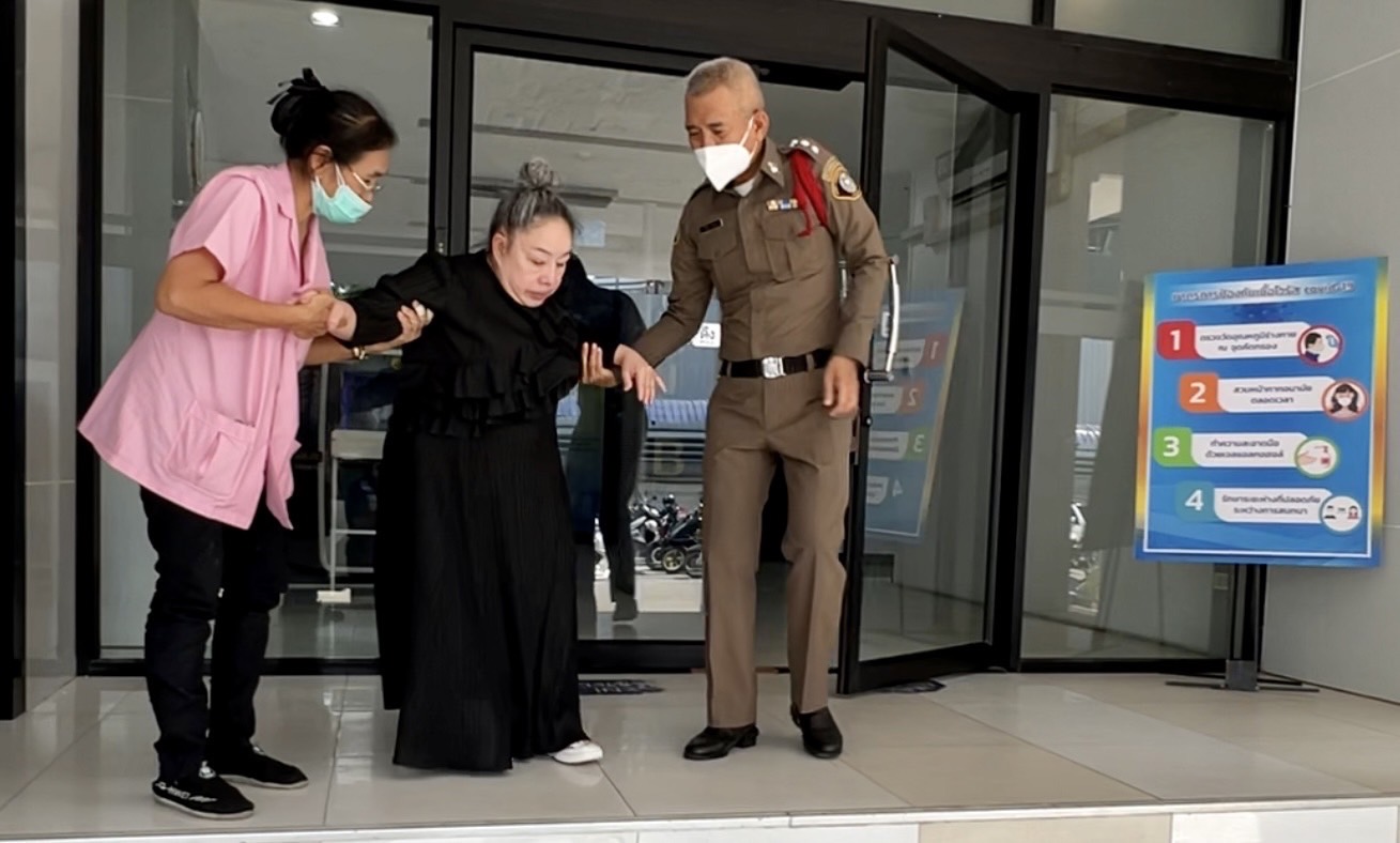 ‘ลีน่าจัง’ เอ็นหัวเข่าขาด หมอนรองกระดูกทับเส้น ต้องนั่งรถเข็นมาให้ปากคำ พนักงานสอบสวนกองปราบ