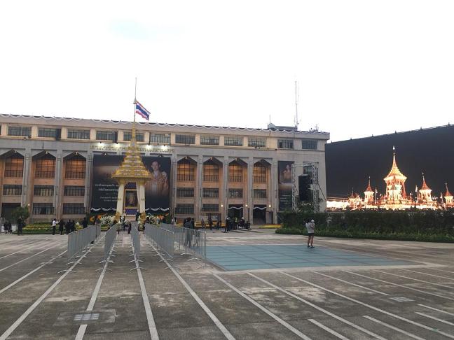 กทม.ขอปชช.ไม่นำน้ำดื่ม-อาหารเข้าลานพิธีพระเมรุมาศจำลอง