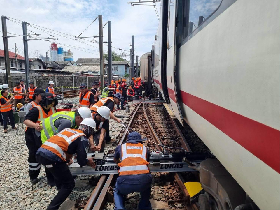 “สิริพงศ์“ ลงพื้นที่ศูนย์ซ่อมฯรถไฟฟ้าแอร์พอร์ตลิงก์ กำชับเร่งแก้ไขเหตุขัดข้อง ระดมขบวรถเสริม–รถโดยสาร รองรับเดินทางปชช.
