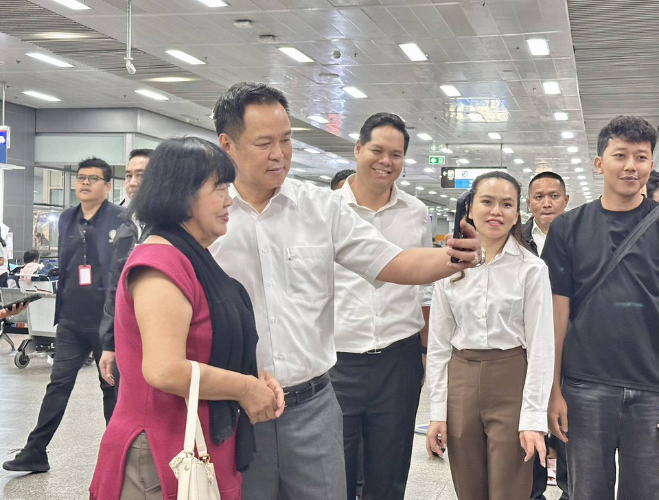 เด็กยิงคำถามกลางสถานี! ทำไมน้ำมันแพงจัง “อนุทิน” ตอบสั้น “ลดแล้ว 4 บาท” ระหว่างลุยตรวจหมอชิต-กรุงเทพอภิวัฒน์รับสงกรานต์