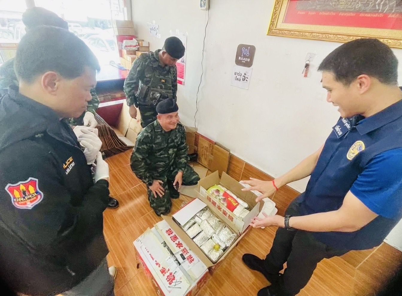ยึดยาบ้า 98,000 เม็ด ซุกกล่องพัสดุแม่สาย คนร้ายนำฝากส่งผ่านบริษัทขนส่งเอกชน