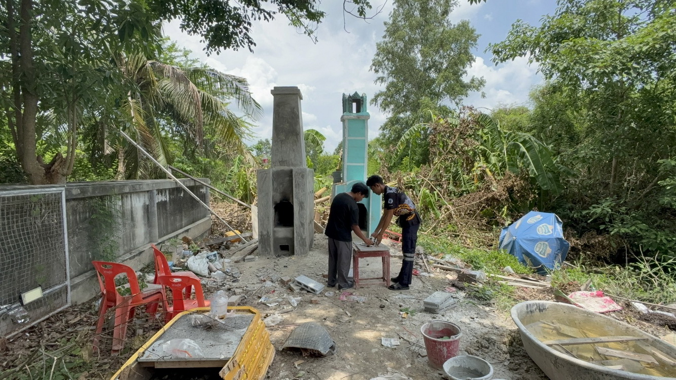 ชื่นชม2สัปเหร่อวัยรุ่นอ่างทองสร้างเมรุเผาศพให้คนรักหมาแมวฟรีไม่คิดเงิน  
